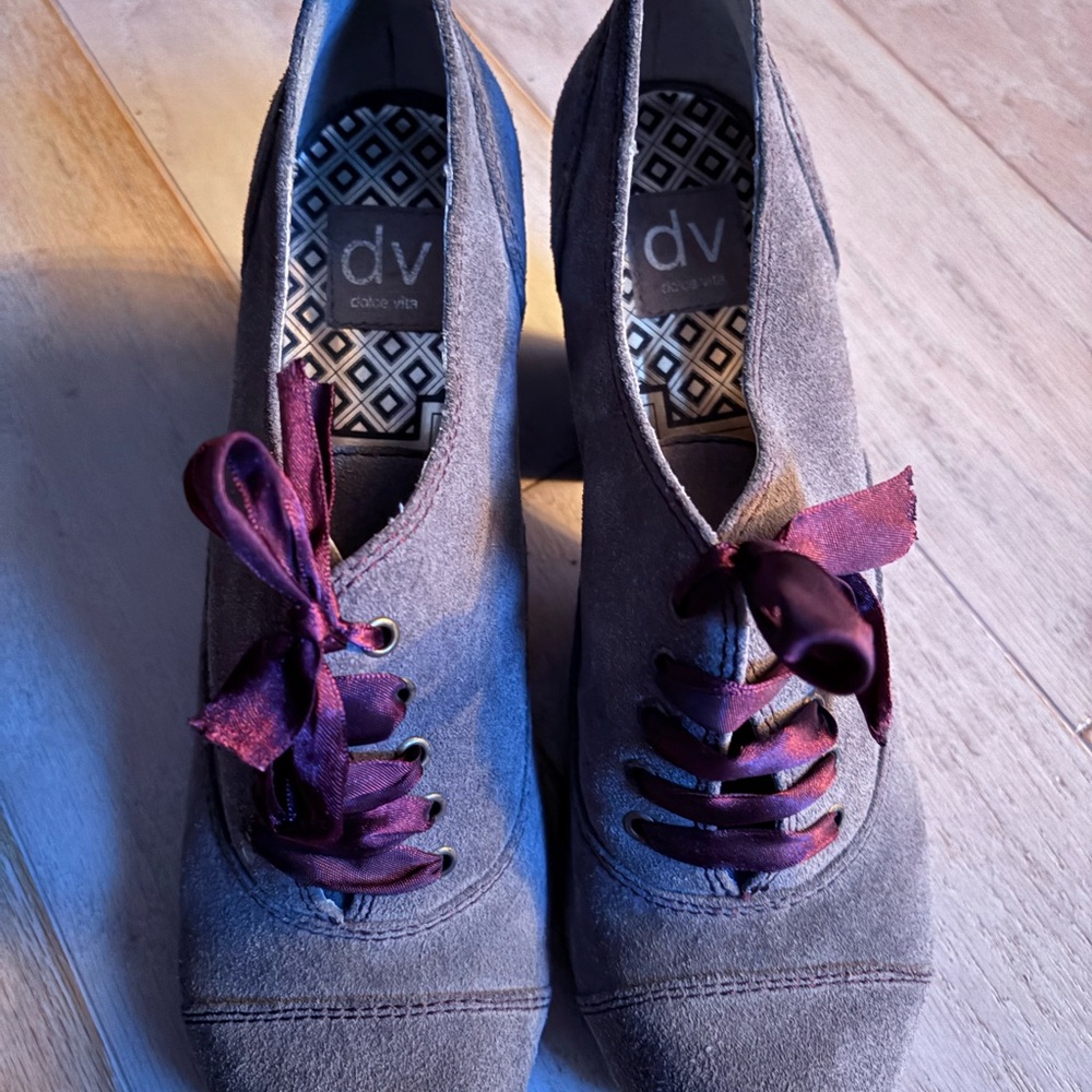 DV by Dolce Vita Women's Gray Suede Heels with Purple Laces